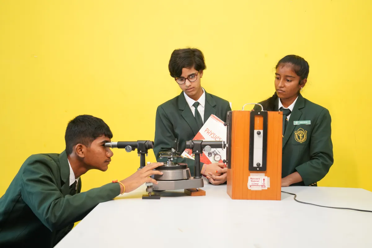 Students understanding how equipments work in the physics laboratory