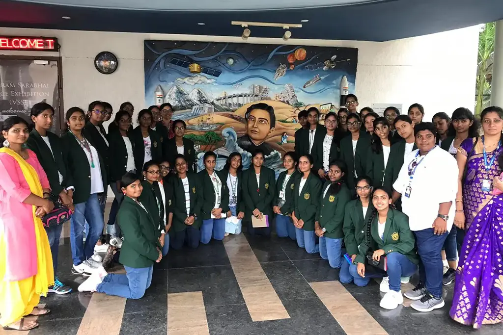 Students of DPS, Warangal visited Vikram Sarabhai Space Exhibition Center and clicked pictures there with executives.